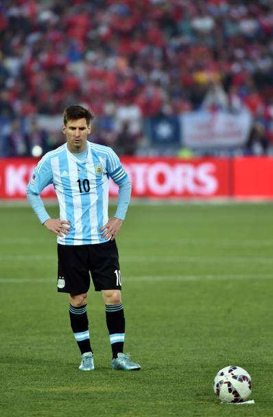 Lionel Messi si prepara per la punizione... (Afp)